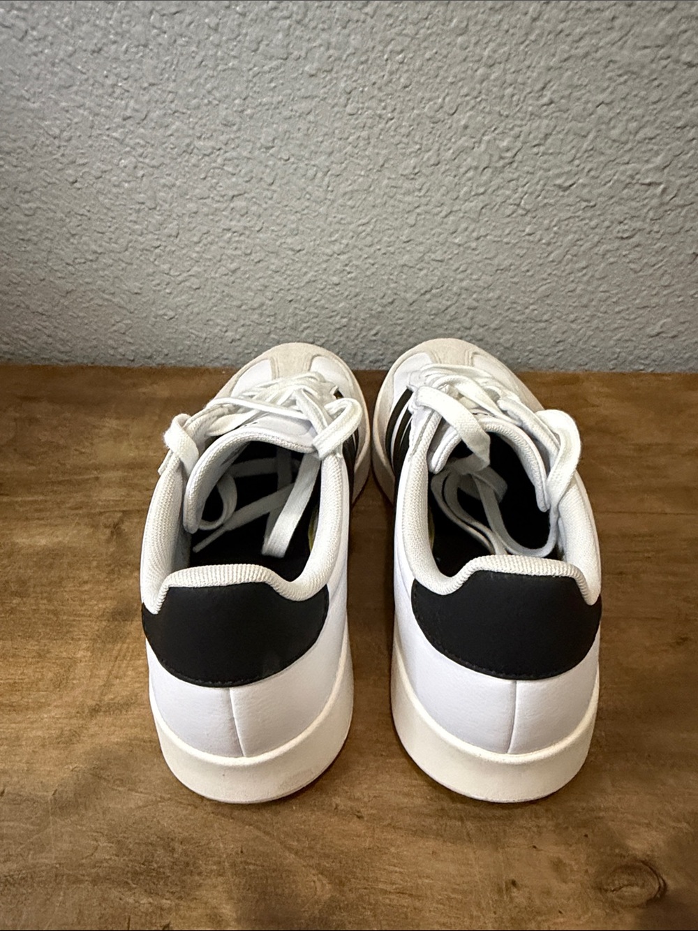 adidas Women’s White & Black Retro-Inspired Sneakers size 8.5 - Picture 4 of 7
